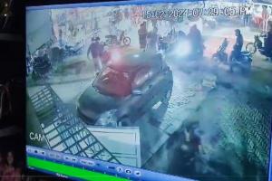 आगरा: बदमाशों ने दो मार्केटिंग एग्जीक्यूटिव के साथ की ढाई लाख की लूट, वारदात CCTV में कैद