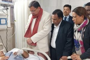 हल्द्वानी: CM धामी ने उपद्रव में घायलों से की मुलाकात, अमृत विचार के फोटोजर्नलिस्ट का भी जाना हाल
