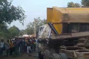 Hamirpur Accident: मौरंग भरे डंपर की बाड़ी चालक की केबिन के ऊपर गिरी...चालक की दबकर मौत 