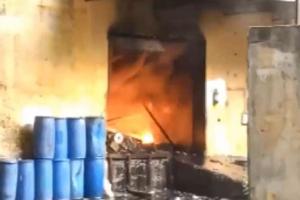 दिल्ली: अलीपुर इलाके में कारखाने में लगी आग, दमकल की 14 गाड़ियां तैनात