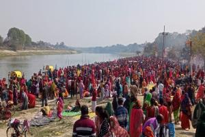 सुलतानपुर: मौनी अमावस्या पर सीताकुंड धाम पर उमड़ा आस्था का सैलाब, आदि गंगा गोमती में स्नान कर घाट पर किया दान