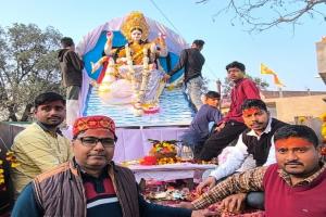 बहराइच: नगर भ्रमण के साथ सरस्वती प्रतिमा का हुआ विसर्जन, झांकियों ने मोहा मन