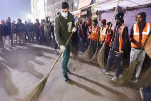 जौनपुर: जिलाधिकारी रविंद्र कुमार ने झाड़ू लगाकर की सफाई अभियान की शुरुआत
