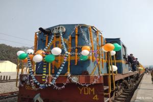 अलविदा: बहराइच-नेपालगंज मीटर गेज लाइन पर अंतिम बार रवाना हुई ट्रेन, फूल मालाओं से सजाया गया इंजन, भावुक हुए यात्री