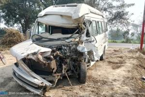 अयोध्या-प्रयागराज हाइवे पर गन्ना लदी ट्राली में भिड़ा गुजरात के श्रद्धालुओं का वाहन, 11 घायल