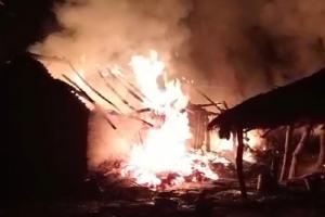 गोंडा: फूस के मकान में आधी रात अचानक लगी आग, गृहस्थी खाक, देखें वीडियो