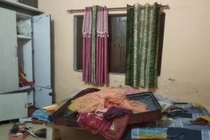 गोंडा: घर का ताला तोड़कर नकदी और जेवरात ले उड़े चोर, सीसीटीवी कैमरे में कैद हुई चोरों की करतूत