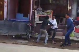 Fatehpur News: युवक ने पुलिसकर्मी का कॉलर पकड़ा… लात-घूसों से किया हमला, घटना का Video वायरल