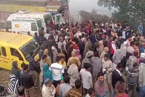 बिजनौर : तेज रफ्तार ट्रक ने स्कूल बस को मारी टक्कर, कई बच्चे घायल...चालक की दर्दनाक मौत 