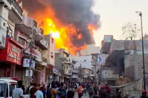 दिल्ली: अलीपुर इलाके में पेंट की फैक्ट्री में आग, मृतक संख्या बढ़कर हुई 11 