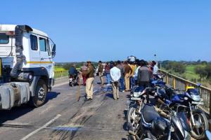 Hamirpur: ट्रक की टक्कर से स्कूटी में लगी आग... महिला की मौत, पति व नातिन झुलसे, हादसे के बाद हाईवे पर लगा जाम