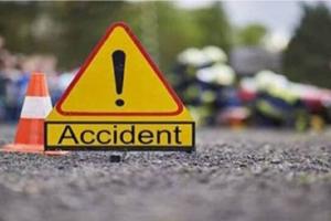 आंध्र प्रदेश में भीषण सड़क हादसा, दो ट्रक और बस की टक्कर में 6 की मौत और कई घायल