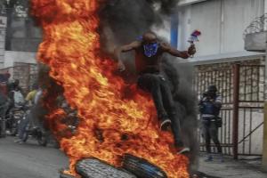 हैती में प्रधानमंत्री के इस्तीफे की मांग को लेकर बवाल, पूरे देश में विरोध प्रदर्शन...परिवहन सेवा ठप