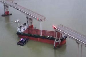 चीन में एक जहाज पुल से टकराया, दो की मौत...तीन अन्य लापता 