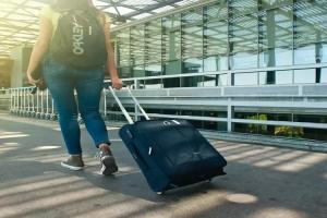 मुरादाबाद : दिल्ली में इंदिरा गांधी एयरपोर्ट पर डीएम की पत्नी का बैग गायब