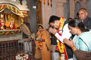 मुख्यमंत्री भजनलाल ने बांके बिहारी मंदिर में किए दर्शन, पत्नी गीता भी रहीं साथ 