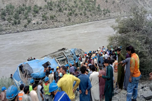 पाकिस्तान: बस खाई में गिरने से 10 लोगों की मौत