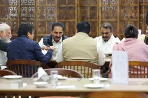 मोदी ने संसद की कैंटीन में विभिन्न दलों के नेताओं के साथ किया दोपहर का भोजन