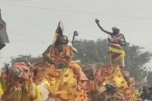 पंचकोसी परिक्रमा का दूसरा दिन: प्रयागराज में साधु-संतों ने गाजे-बाजे के साथ निकाली भव्य शोभायात्रा, देखने को उमड़ी भीड़