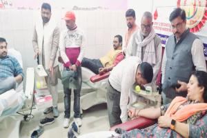 सुलतानपुर: ब्लड बैंक में 41 'महादानियों' ने किया रक्तदान, इस क्रांतिकारी को याद कर उमड़ पड़ा हुजूम...  