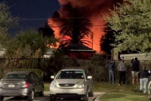 America: फ्लोरिडा में छोटा विमान दुर्घटनाग्रस्त, तीन घरों में लगी आग...कई लोगों की मौत