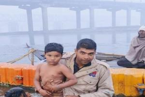 प्रयागराज: नदी में डूबते मासूम बच्चे की सिपाहियों ने बचाई जान, परिजनों में 'खाकी' को दिया धन्यवाद