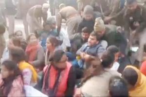 69000 शिक्षक भर्ती मामला: आरक्षित वर्ग के अभ्यर्थियों ने घेरा मुख्यमंत्री आवास, पुलिस से हुई जोरदार भिड़ंत, देखें VIDEO 
