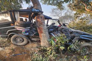 सीतापुर: अज्ञात वाहन से टकराकर बुरी तरह से क्षतिग्रस्त हुआ PRV वाहन, दो आरक्षी सहित तीन गंभीर