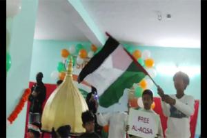बहराइच: इंग्लिश मीडियम स्कूल में पढ़ रहे बच्चों ने लहराया फिलिस्तीन का झंडा!, हाथों में पकड़ रखा था आपत्तिजनक बैनर!