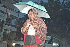 Weather Forecast Kanpur: बारिश ने और बढ़ाई ठिठुरन... बाजारों में छाया सन्नाटा, मौसम विभाग ने जताई ये संभावना