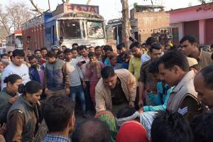Pilibhit News: गन्ने लदी ट्रैक्टर-ट्रॉली से कुचलकर विवाहिता की मौत, पति ने बच्ची को खींचकर बचाई जान 