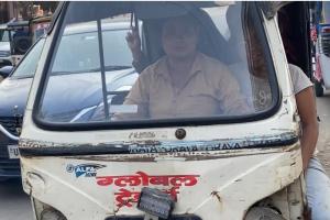 ई-रिक्शा चलाकर परिवार को संभाल रही बरेली की ये बेटी, मुश्किल वक्त में बनी अपनों का सहारा