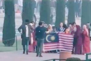 Agra News: ताजमहल में लहराया गया मलेशिया का झंडा, एएसआई ने रिपोर्ट की तलब