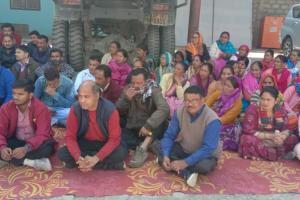रामनगर: जंगली जानवरों के आतंक से परेशान लोगों ने दिया विधायक कार्यालय पर धरना