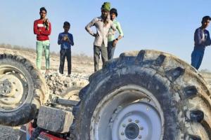 रामनगर: अवैध खनन के दौरान कोसी नदी में ट्रेक्टर पलटा