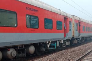 Indian Railway: आठ घंटे देरी से कंचौसी रेलवे स्टेशन पहुंची फरक्का एक्सप्रेस...स्क्रीन पर टकटकी लगाए बैठे रहे लोग
