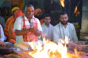 Kanpur: करौली शंकर महादेव धाम में पूर्वज मुक्ति यज्ञ का हुआ आयोजन; हजारों भक्तों ने पूर्वजों को प्रदान की आहुति... 