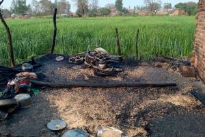 Kasganj News: दो झोपड़ियों में लगी आग, बाइक और घरेलू सामान जलकर राख 