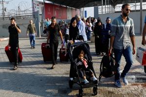 गाजा से विस्थापित फिलिस्तीनियों के लिए अपनी सीमा क्यों नहीं खोल रहा है मिस्र?