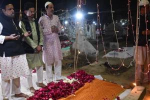 Bareilly News: शब-ए-बारात पर गुनाहों से तौबा कर मांगी माफी, दरगाहों और कब्रिस्तानों में रात को दिखाई दी रौनक 