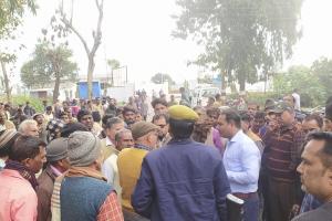 Pilibhit News: दो माह से वेतन न मिलने पर सामूहिक हड़ताल पर गए कर्मचारी, जमकर नारेबाजी