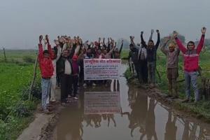 कासगंज: वर्षों से मुख्य मार्ग के जलभराव से त्रस्त ग्रामीणों का फूटा गुस्सा, वोट बहिष्कार का लिया निर्णय