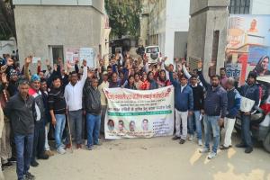 मुरादाबाद : सफाई कर्मचारियों ने मांगों को लेकर किया धरना प्रदर्शन, डीपीआरओ को सौंपा ज्ञापन