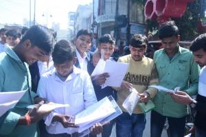मुरादाबाद : आसान पेपर देख खिले परीक्षार्थियों के चेहरे
