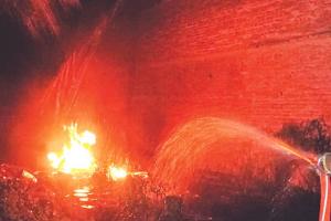 अल्मोड़ा: थल में बंद हो चुके स्कूल का भवन जंगल की आग से स्वाहा 