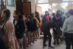 Agra News: कड़ी निगरानी में शुरू हुई यूपी बोर्ड परीक्षा, स्टूडेंट्स को चेकिंग के बाद एग्जाम सेंटर में मिली एंट्री