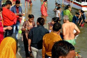 Kanpur: माघ पूर्णिमा पर हजारों श्रद्धालुओं ने किया गंगा स्नान; पितृ दान करके भगवान विष्णु से लिया आशीर्वाद...   