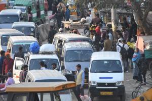 Bareilly News: यात्रियों की सुरक्षा से खिलवाड़ करने का चल रहा खेल, सेटेलाइट बस अड्डे के पास से ईको में भरी जा रहीं सवारियां