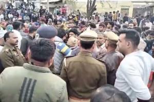 Agra News: डंपर की टक्कर से ट्रैक्टर पलटने पर चालक की मौत, गुस्साए ग्रामीणों ने लगाया जाम