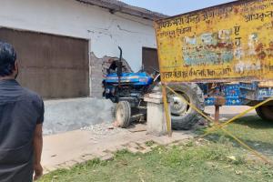 Video: अनियंत्रित ट्रैक्टर ट्रॉली दीवार तोड़ मकान के अंदर घुसी, बाल-बाल बचा चालक